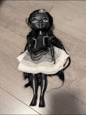Shadow High Shanelle Onyx Rainbow High Doll Black White